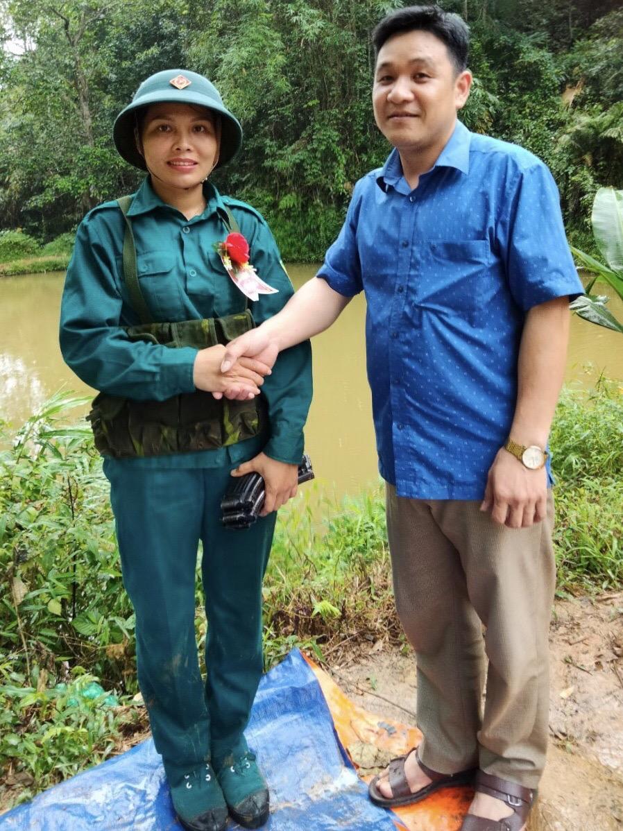 Lãnh đạo UBND xã tặng “Hoa bắn giỏi” cho chiến sĩ dân quân tại thao trường