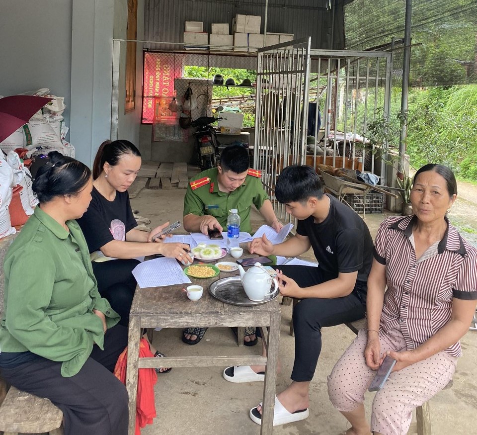 Hỗ trợ thu nhận, kích hoạt tài khoản ĐDĐT tại thôn Nà Phung